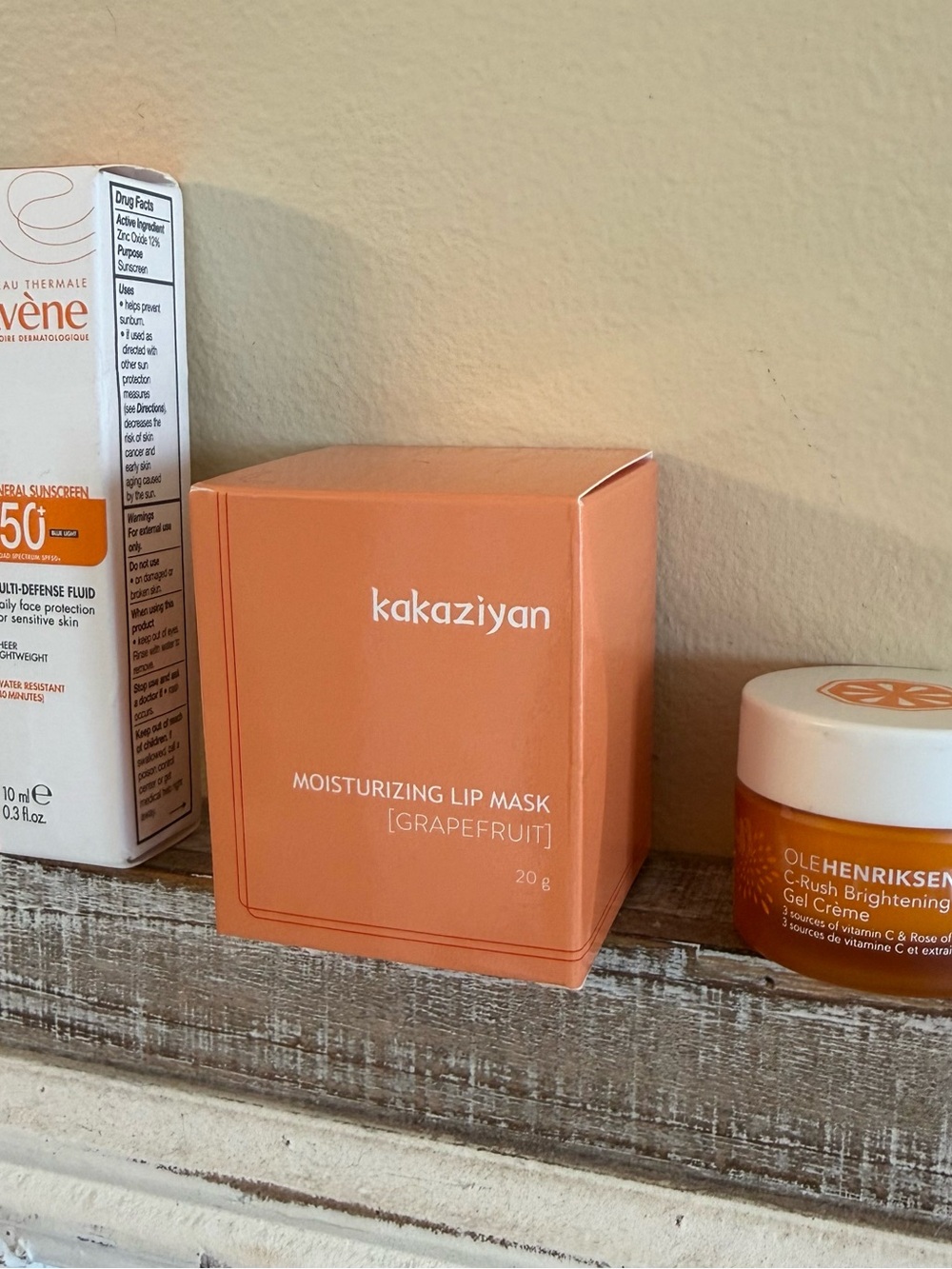 Avene Sunscreen, Grapefruit Moisturizing Lip Mask, Vitamin C Gel + Black Bag - Picture 2 of 8